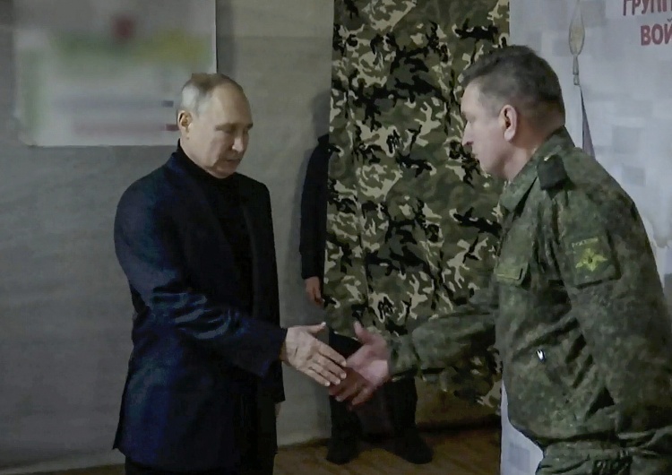 Władimir Putin „Wskazuje kozły ofiarne”. Po co Putin pojechał na front?