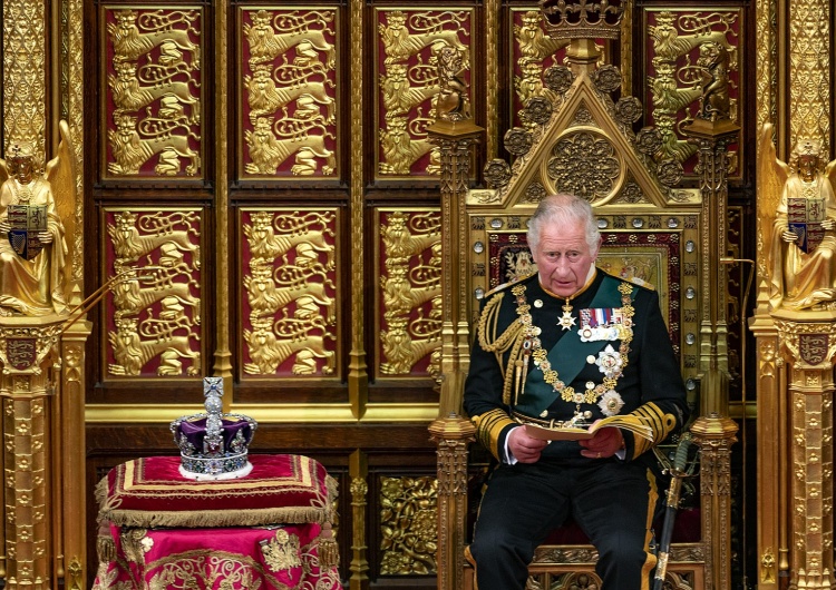  Pałac Buckingham. Król z łaski Boga? Spór Brytyjczyków nt. teologicznego wymiaru koronacji 