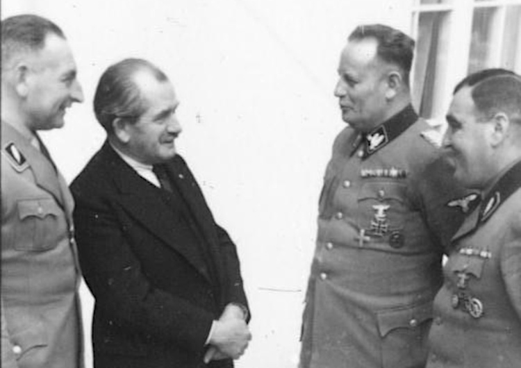 Ferdinand Porsche (drugi od lewej) z oficerami Wehrmachtu Ferdinand Porsche pił bruderszafty z Hitlerem. Wstydliwa przeszłość niemieckiego koncernu