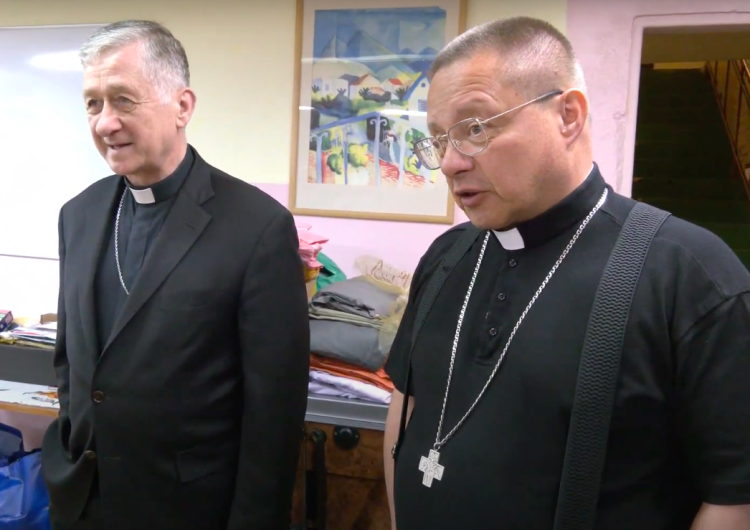 Od lewej: kard. Blaise Cupich, abp Grzegorz Ryś Amerykański kardynał odwiedził Łódź, by zobaczyć jak Kościół pomaga Ukrainie [video]