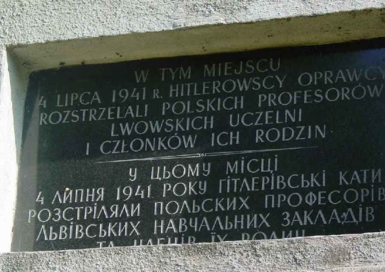 Tablica na pomniku pomordowanych polskich profesorów na Wzgórzach Wuleckich Lwów: Uczczono pamięć zamordowanych przez Niemców polskich profesorów 