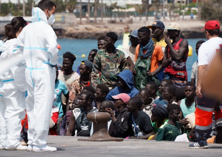 Ponad stuosobowa grupa migrantów na Teneryfie. 4.07.2023 r. Obowiązkowa relokacja i dowolna liczba migrantów. Zaskakujące ustalenia