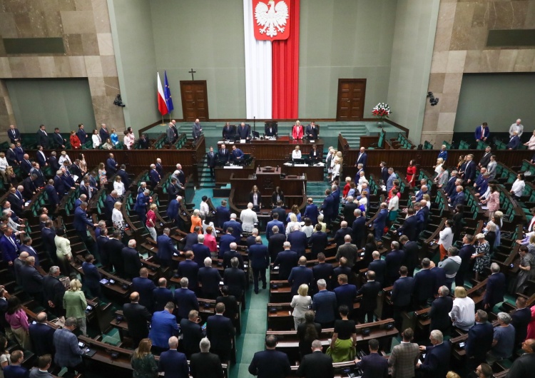 Obrady Sejmu RP Znana poseł PiS poinformowała o zawieszeniu działalności politycznej