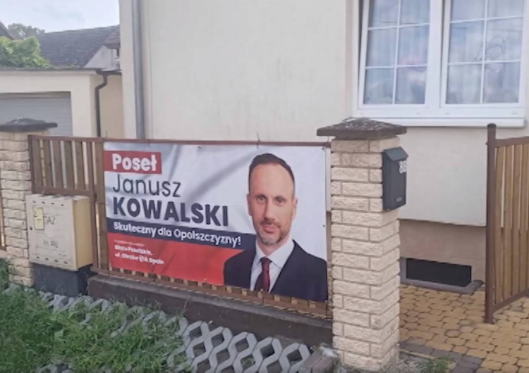 Baner z Januszem Kowalskim Mieszkaniec opolszczyzny wywiesił banery Solidarnej Polski. Działacz Mniejszości Niemieckiej wyznaczył godzinę usunięcia