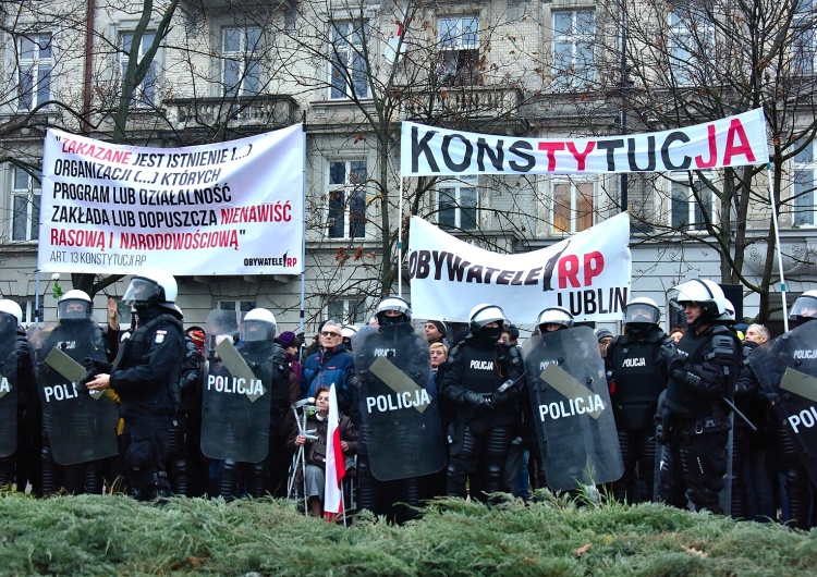 Pikieta Obywateli RP w Warszawie Znany „Trójząb” z Obywateli RP wystartuje w wyborach