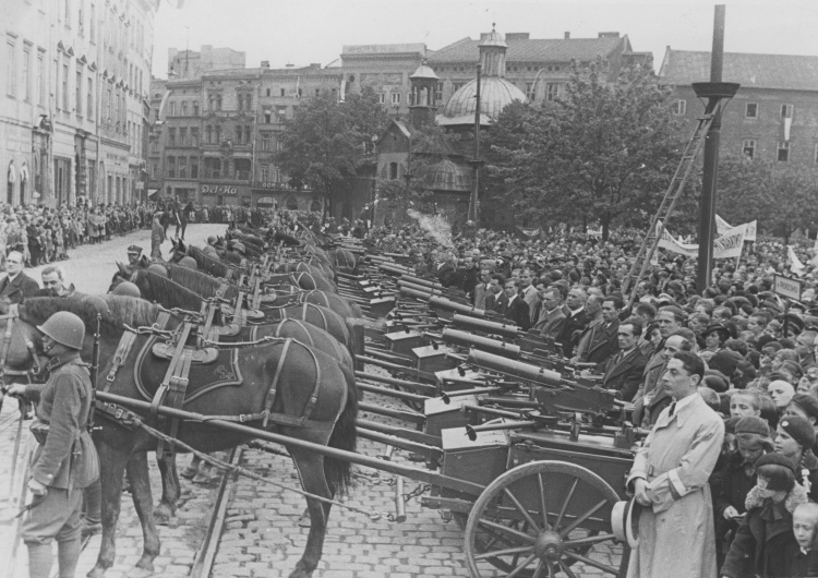  Przekazanie sprzętu wojskowego (ciężkich karabinów maszynowych 7,92 mm „Browning” wz. 30 na biedkach) 20. pułkowi piechoty ziemi Krakowskiej ufundowanego przez ludność powiatu krakowskiego, Kraków, maj 1938 Fundusz Obrony Narodowej. Ofiarność społeczeństwa była olbrzymia i bezprecedensowa