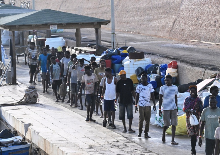 Migranci na wyspie Lampedusa „Jeśli PiS nie wygra, nikt nie zatrzyma przymusowej relokacji migrantów do Polski”