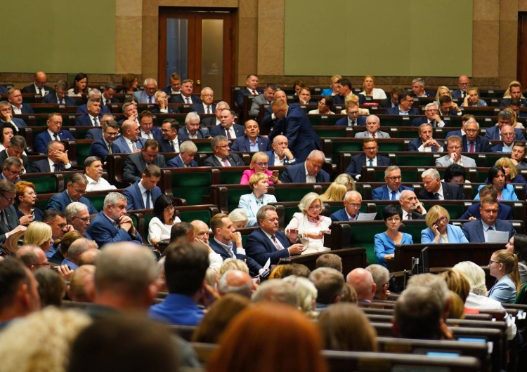 Obrady Sejmu RP [najnowszy sondaż] PiS na czele, potężny spadek KO. W dół także Konfederacja