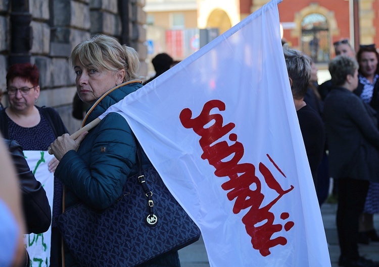 Kobieta z flagą Solidarności - zdjęcie poglądowe Solidarność po stronie pracownika