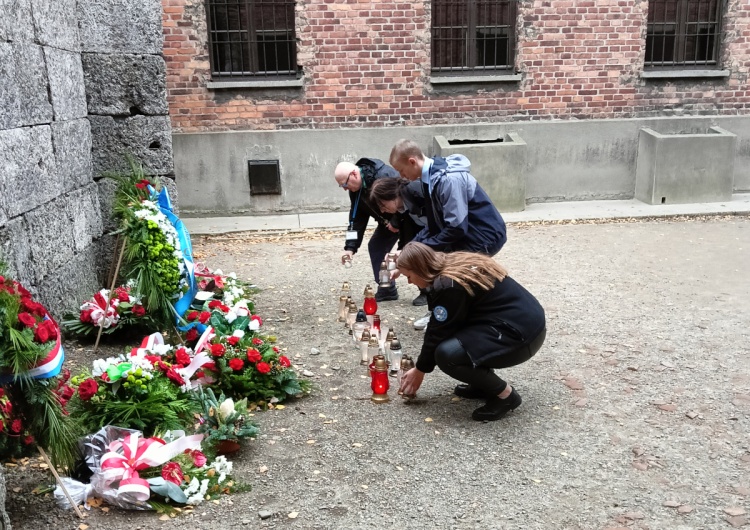Złożenie kwiatów przy Ścianie Straceń przy Bloku 11 Mieszkańcy Oświęcimia zapalili znicze pod Ścianą Straceń w Auschwitz