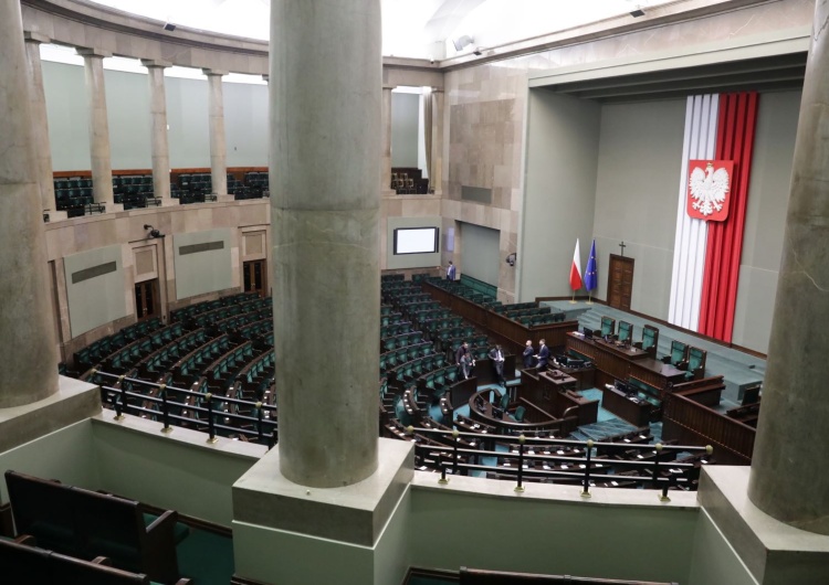 Zdjęcie ilustracyjne Karetka w Sejmie. Nowo wybrany poseł rozpoczął kadencję na SOR