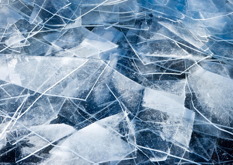 Połamany lód / zdjęcie poglądowe  Tragedia w Wielkopolsce. Pod mężczyzną załamał się lód 