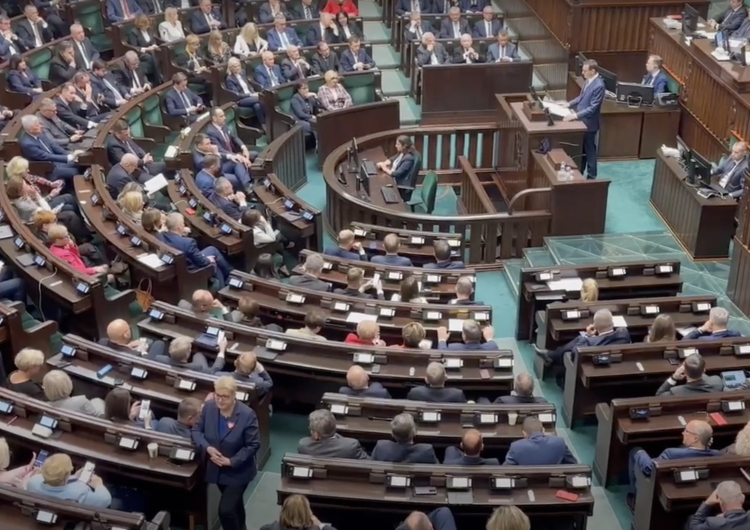 Sejm Szokujące zachowanie poseł KO podczas exposè premiera Morawieckiego [WIDEO]