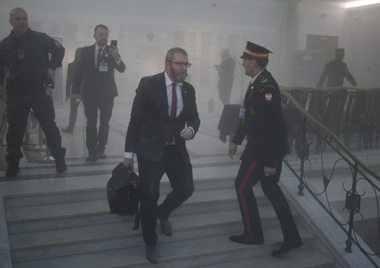 Poseł Grzegorz Braun w Sejmie Skandal w polskim Sejmie. W zagranicznych mediach zawrzało 