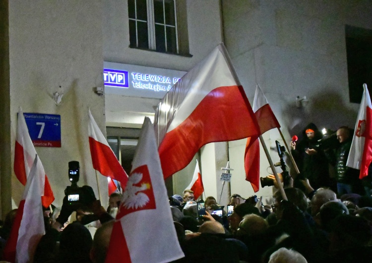 Tomasz Gutry Demonstracja w obronie TVP, gorąco w sieci: „Przeżyliśmy ruska, przeżyjemy Tuska”