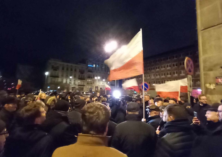 Protest w Łodzi „Nie zgadzamy się na destabilizację mediów publicznych”. Solidarność w całej Polsce sprzeciwia się siłowemu przejęciu TVP 
