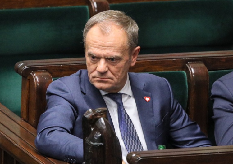 Donald Tusk Francuskie media publiczne o działaniach rządu Tuska: To przypomina metody puczystów