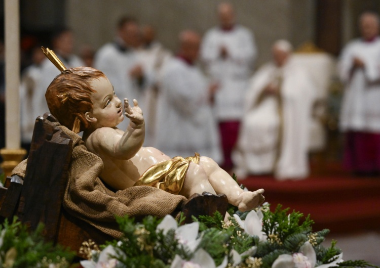 Pasterka w Watykanie, w tle papież Franciszek przewodniczący liturgii bożonarodzeniowej Franciszek przewodniczył Pasterce w Watykanie: 
