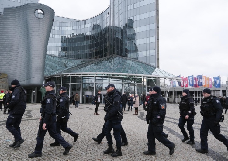 Warszawa, 20.12.2023. Funkcjonariusze policji przed budynkiem TVP przy ulicy Woronicza w Warszawie Poseł Lewicy otwarcie krytykuje przejęcie mediów publicznych: „To nie są standardy europejskie”