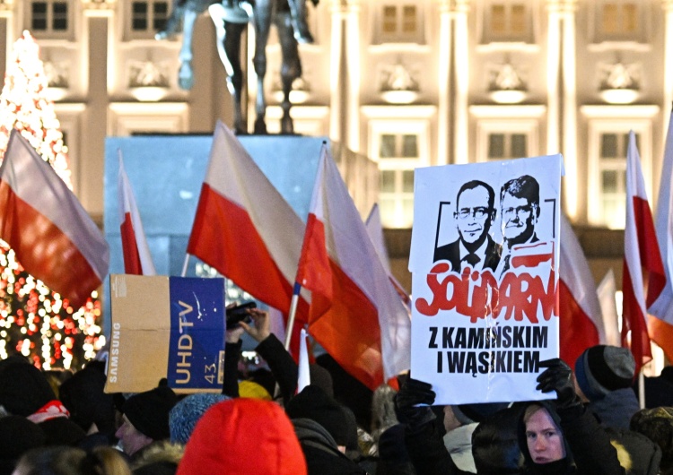 Protesty przed Pałacem Prezydenckim po zatrzymaniu Mariusza Kamińskiego i Macieja Wąsika „Widzimy się o 16 pod Sejmem!” Już dziś w stolicy Protest Wolnych Polaków