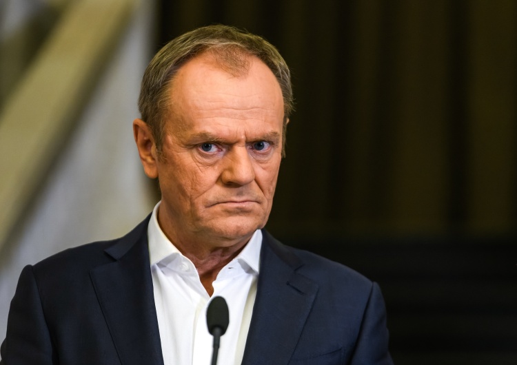 Donald Tusk Ludzie, którzy na wartościach europejskich przez lata budowali swoją tożsamość polityczną, teraz tym wartościom zaprzeczają