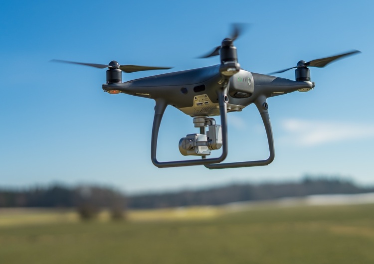 Dron / zdjęcie poglądowe Wielka Brytania wprowadza zakaz lotów dronami w pobliżu więzień