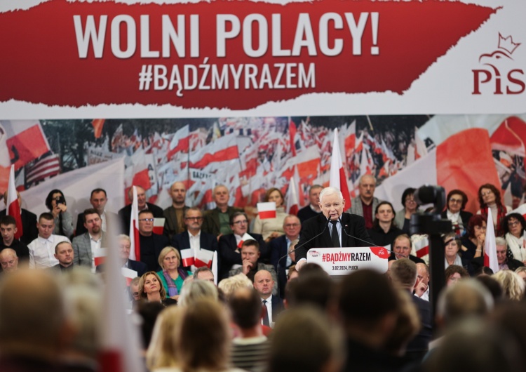 Płock, 03.02.2024. Prezes PiS Jarosław Kaczyński podczas otwartego spotkania z mieszkańcami PiS można nazywać „partią faszystowską”. Jest decyzja sądu