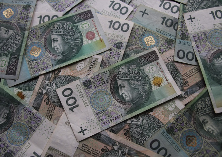 Pieniądze - zdjęcie poglądowe Podwyżki w Brembo w Dąbrowie Górniczej. To efekt starań zakładowej „S”
