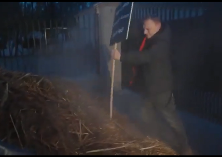zrzut ekranu  Dwie tony obornika wyrzucone przed willą rosyjskiego ambasadora w Polsce [WIDEO] 