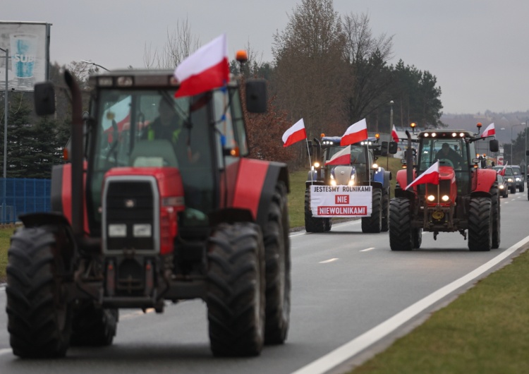  Protest rolników na drodze dojazdowej do lotniska w Pyrzowicach  Protesty rolników w Polsce. Telus: Obecny rząd nie robi nic