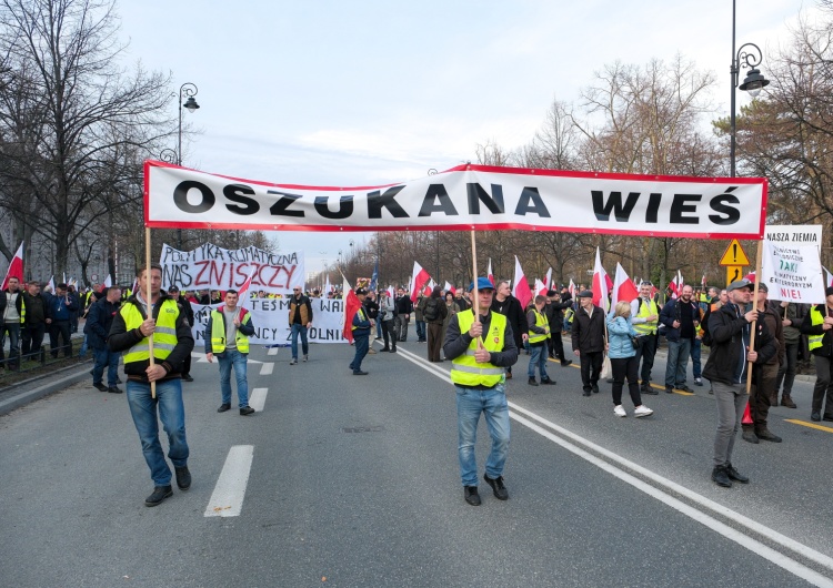 Protesty rolników w Warszawie Kto odpowiada za problemy polskich rolników? Polacy nie mają wątpliwości [SONDAŻ]