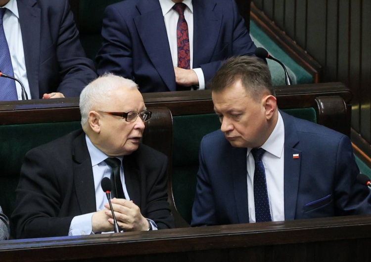Jarosław Kaczyński i Mariusz Błaszczak Najnowszy sondaż partyjny. Złe wiadomości dla PiS