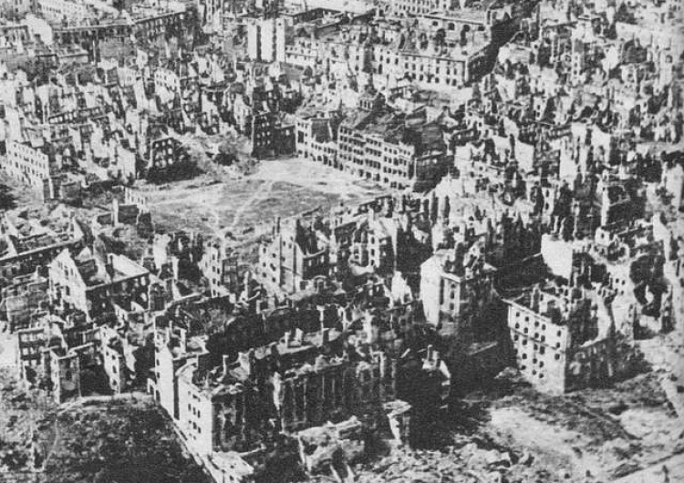 Zniszczona Warszawa  Autorzy Raportu o stratach wojennych zostali odznaczeni 