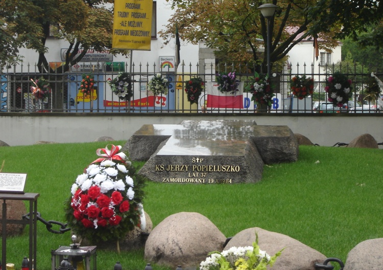 Grób bł. ks. Jerzego Popiełuszki Przy grobie bł. ks. Popiełuszki zainaugurowano rok upamiętnienia 40. rocznicy jego męczeńskiej śmierci