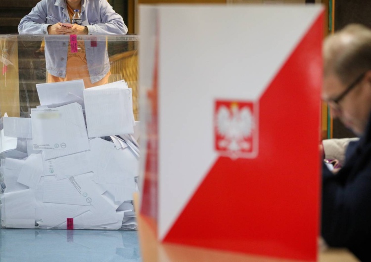 Wybory w Polsce, zdjęcie poglądowe [najnowszy sondaż] PiS i KO niemal łeb w łeb. Kto wygra wybory samorządowe?