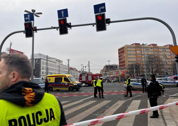 Miejsce wypadku na Placu Rodła w Szczecinie Szczecin: Kierowca wjechał w grupę ludzi i uciekł. Wielu rannych