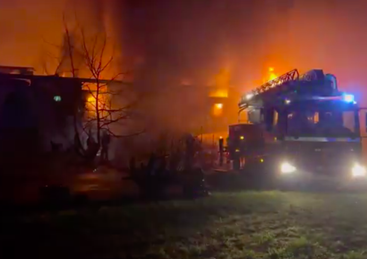  Ogromny pożar hal produkcyjnych w Kaninie