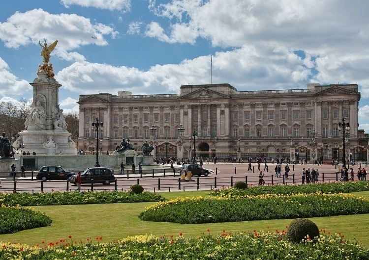 Pałac Buckingham Burza w Pałacu Buckingham. Nagłe zniknięcie królowej 