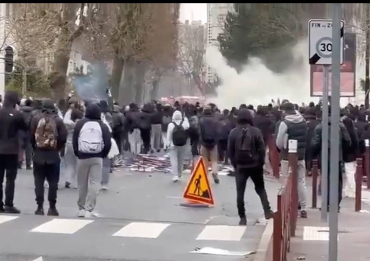 Atak na szkołę na przedmieściach Paryża Francja: Dwieście zakapturzonych osób zaatakowało szkołę koktajlami Mołotowa [WIDEO]