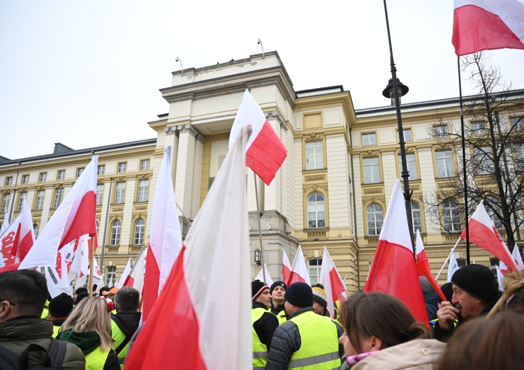 Protesty rolników przed Kancelarią Premiera Premier nie przyjął delegacji protestujących rolników. „Hańba!”