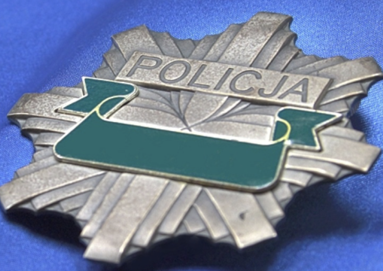 Odznaka policyjna Okradł cztery apteki we Wrocławiu. Policja apeluje o pomoc 