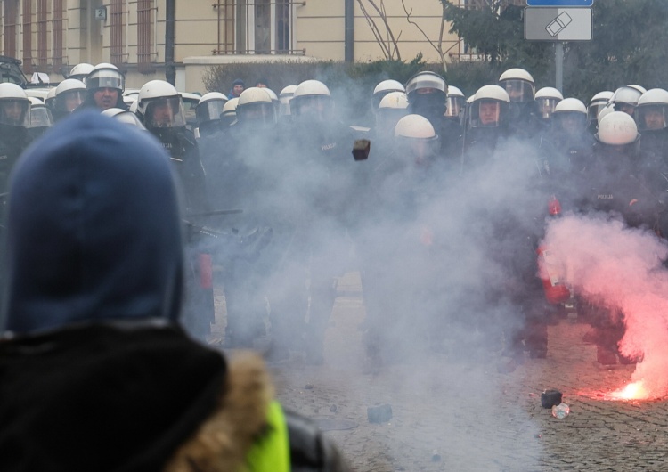 Protest rolników w Warszawie „Próba eskalowania sytuacji”. Lider Konfederacji potraktowany gazem 
