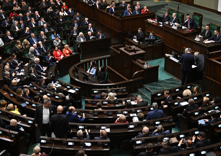  Sejm przyjął uchwałę ws. „usunięcia skutków kryzysu konstytucyjnego”