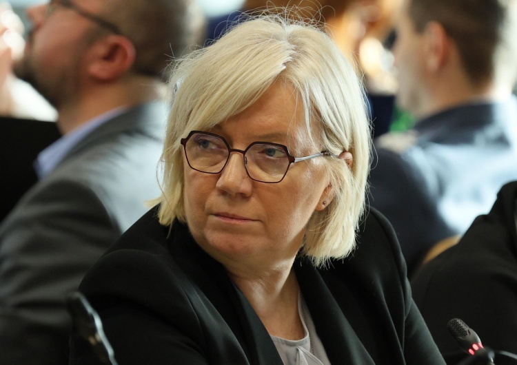 Prezes TK Julia Przyłębska Sejm przyjął uchwałę w sprawie TK. Prezes Julia Przyłębska zabrała głos z mównicy