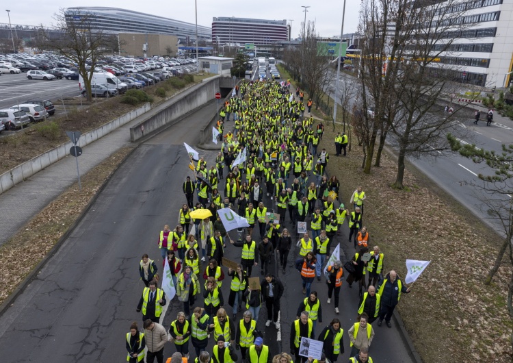 protesty w Niemczech Niemcy. Strajki na lotniskach i kolei