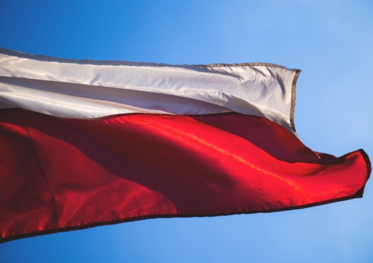 Flaga Polski Robert Bąkiewicz: Obronić niepodległość!