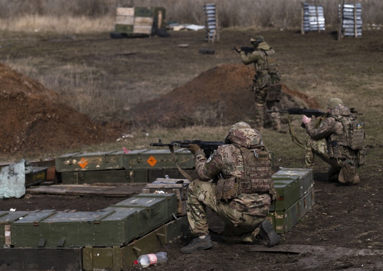 Strzelający żołnierze, zdjęcie poglądowe ISW: Rosja przygotowuje się do wojny konwencjonalnej z NATO na dużą skalę