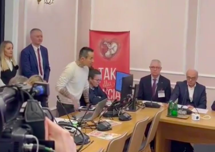 Poseł KO Marcin Józefaciuk Znany poseł Koalicji Obywatelskiej przerwał konferencję ruchów pro-life w Sejmie
