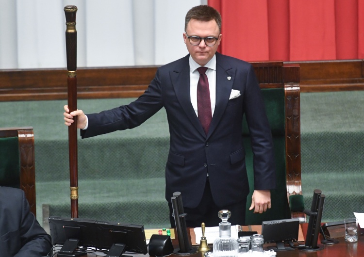 Szymon Hołownia Sejm chwali się srebrnym przyciskiem YouTube'a. 