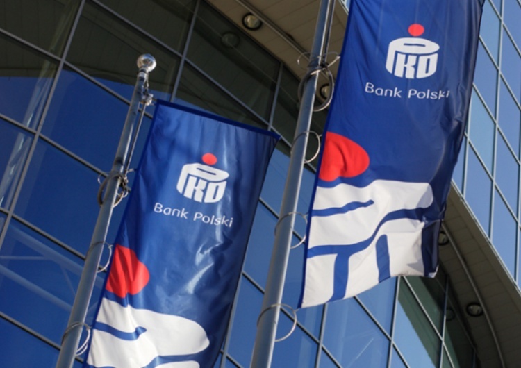 Flagi przed siedzibą centrali PKO Banku Polskiego  Zmiana w największym polskim banku. Jest decyzja rady nadzorczej PKO BP